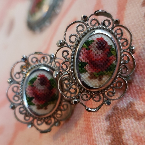 Vintage Flower Petit Point. Cross Stitch. Pretty - Picture 3 of 8